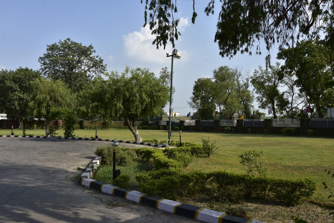 Modipur Hotel Rampur  ภายนอก รูปภาพ